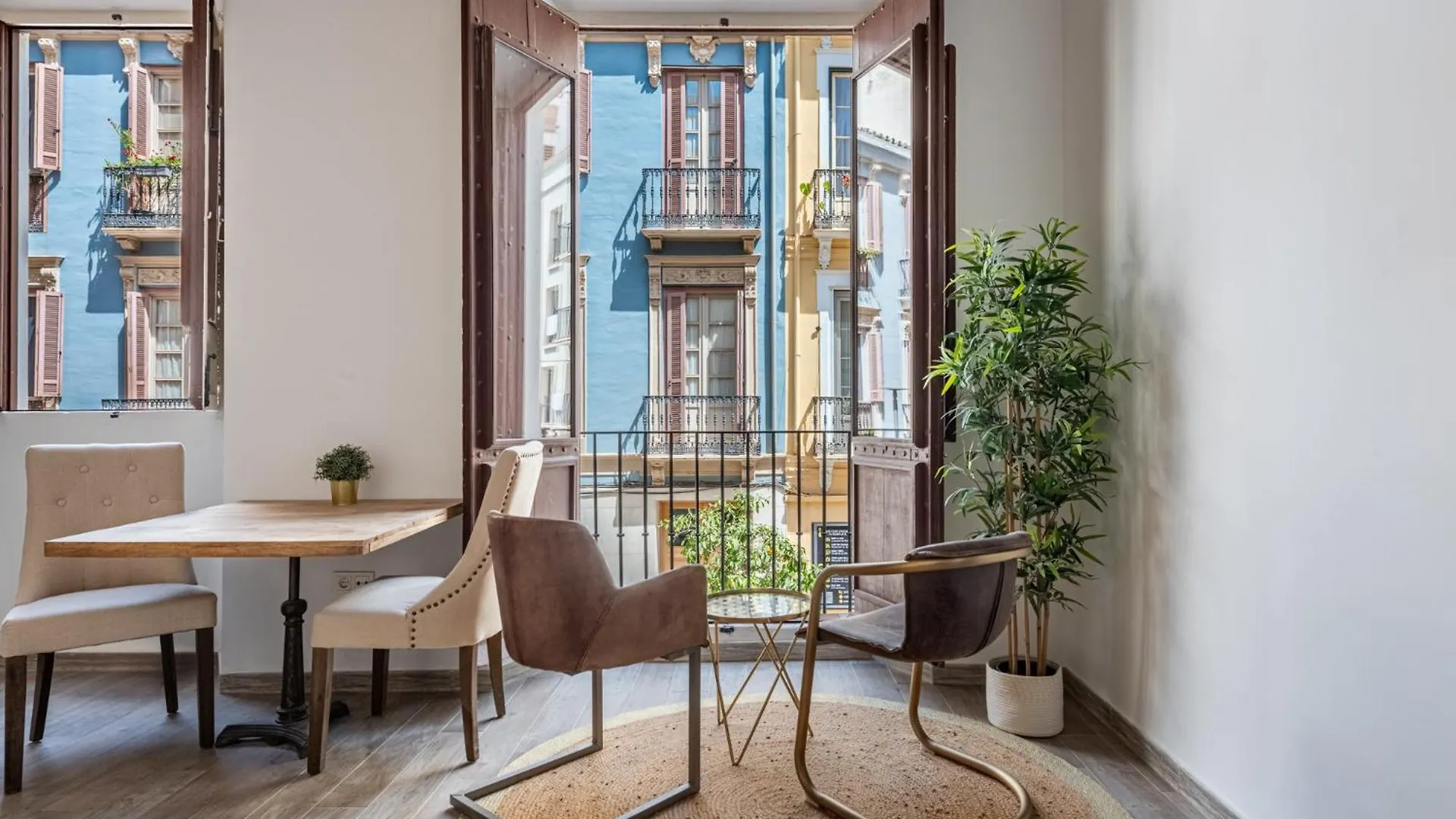 Best Location Centric Apt Malaga Apartment