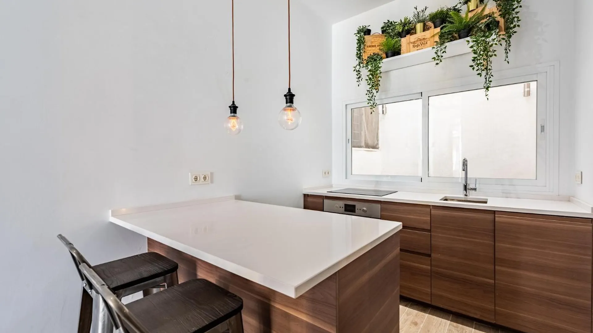 Best Location Centric Apt Malaga Apartment